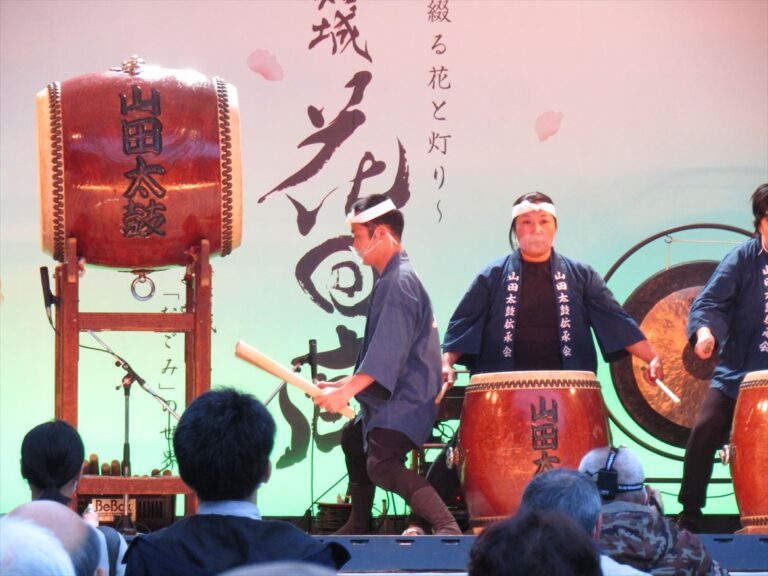 追手門広場にて「山田太鼓伝承会」