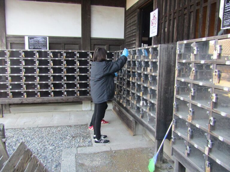 靴箱も一つ一つ拭き掃除